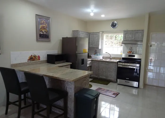 Mirando Place #2---beach Club Access, Hot Tub, Gym, Pool, 3 Lounges, Townhouse 2 ,airport 10min * Montego Bay