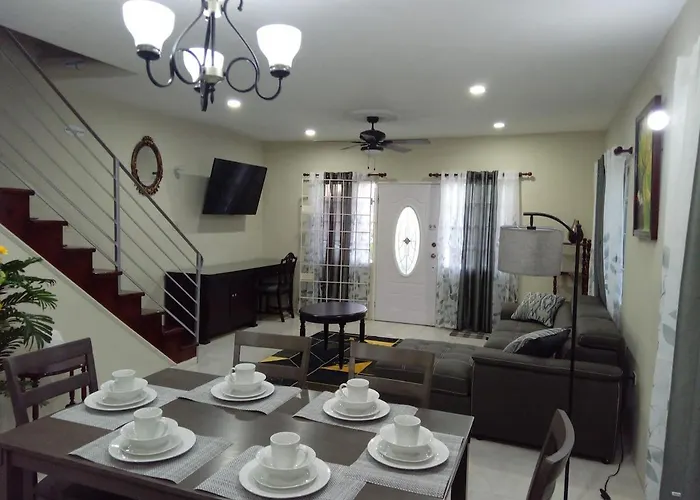 Holiday home Mirando Place #2---beach Club Access, Hot Tub, Gym, Pool, 3 Lounges, Townhouse 2 ,airport 10min *