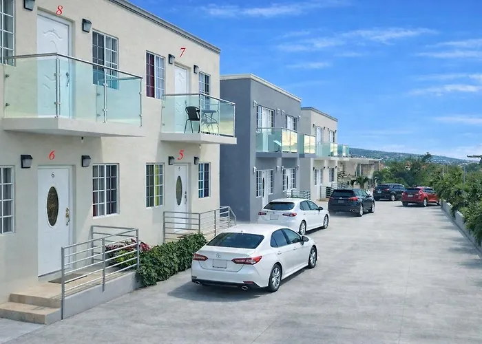 Mirando Place #2---beach Club Access, Hot Tub, Gym, Pool, 3 Lounges, Townhouse 2 ,airport 10min Montego Bay